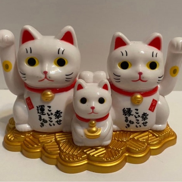 Solar powered Dancing White cat Cats family Bobble Toy, home ,office,car decor’ - Picture 2 of 3